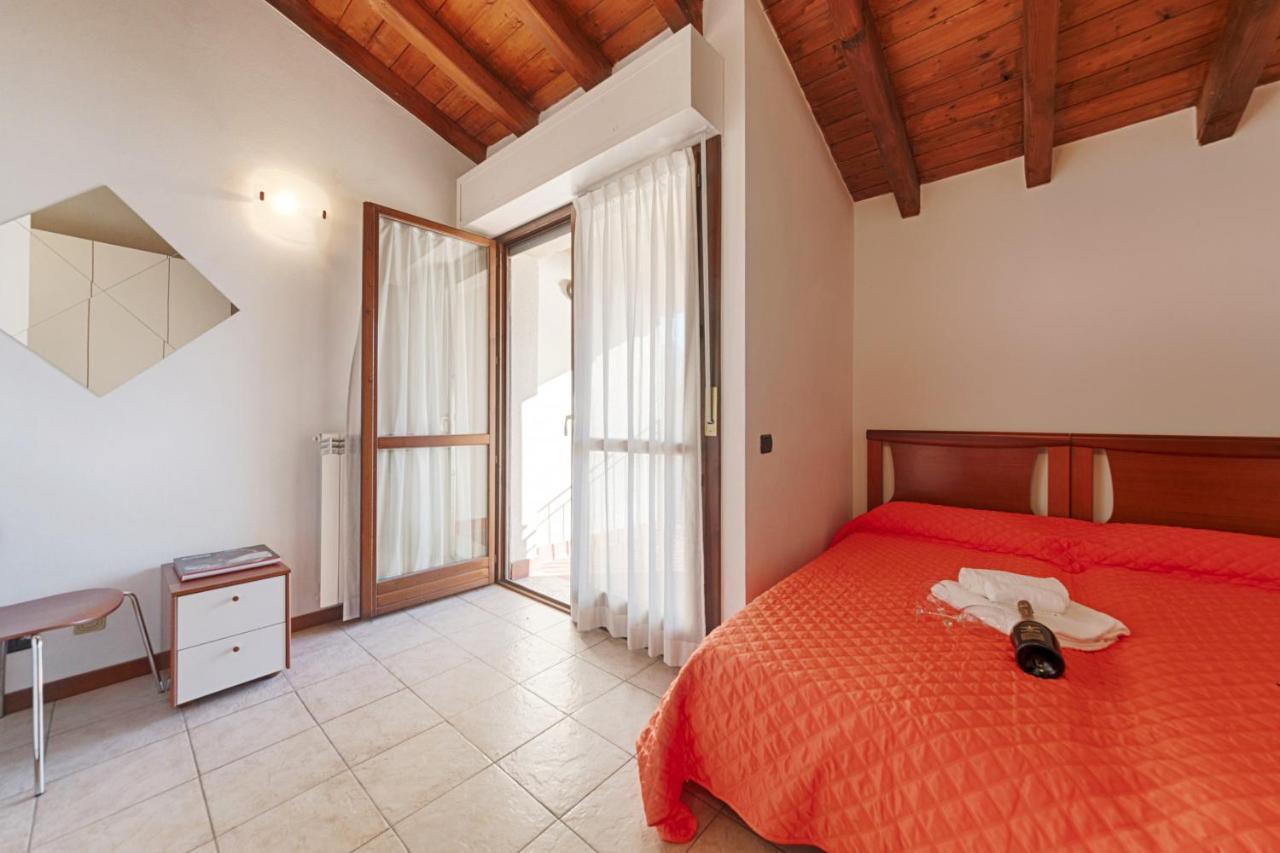 2-Bedroom Lakeview Apartment At The Lake Acquaseria Bagian luar foto