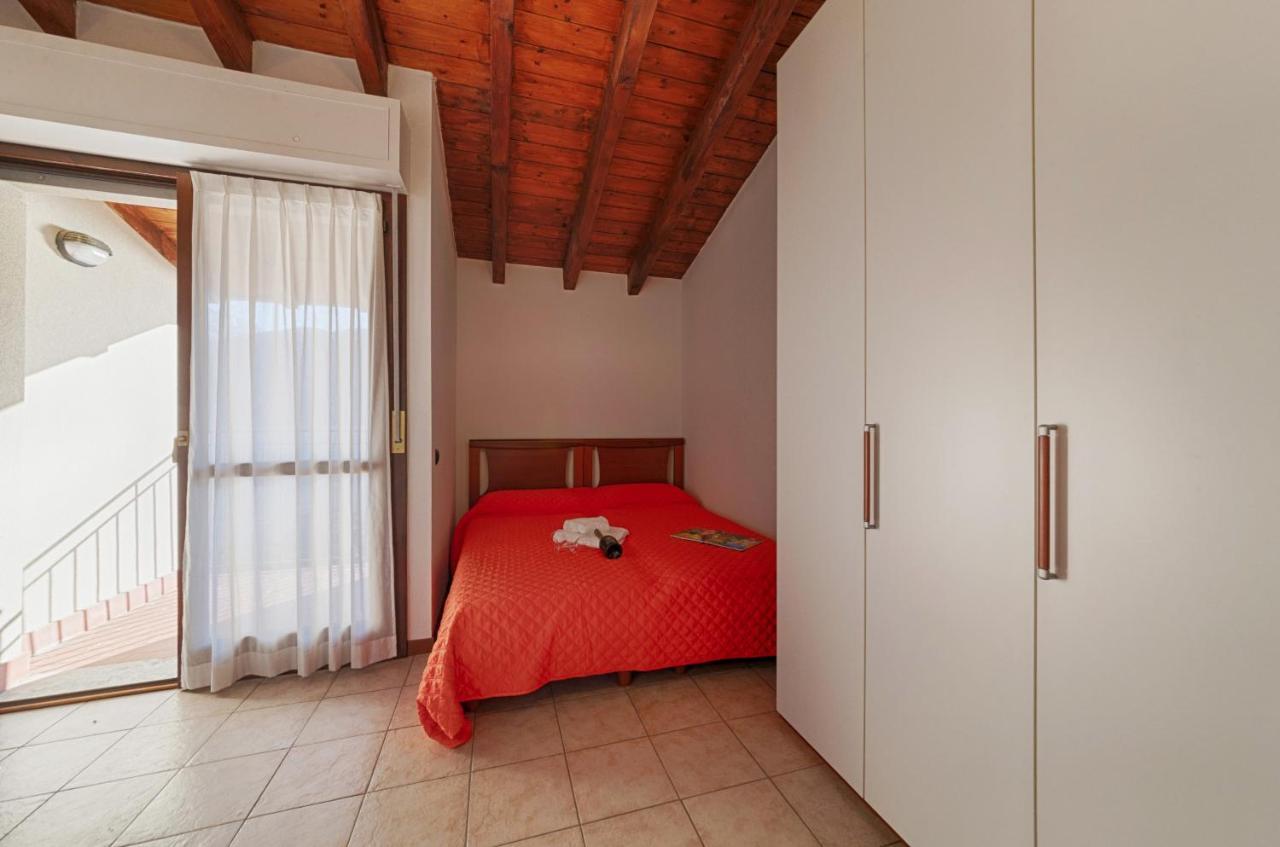 2-Bedroom Lakeview Apartment At The Lake Acquaseria Bagian luar foto